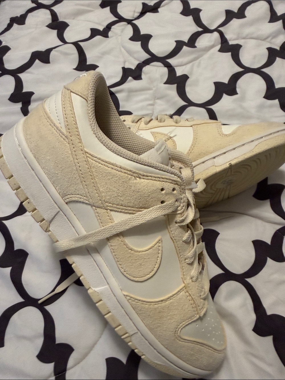 NWT!! Nike Low-Top Sneakers in Cream and Off-White - Picture 2 of 8